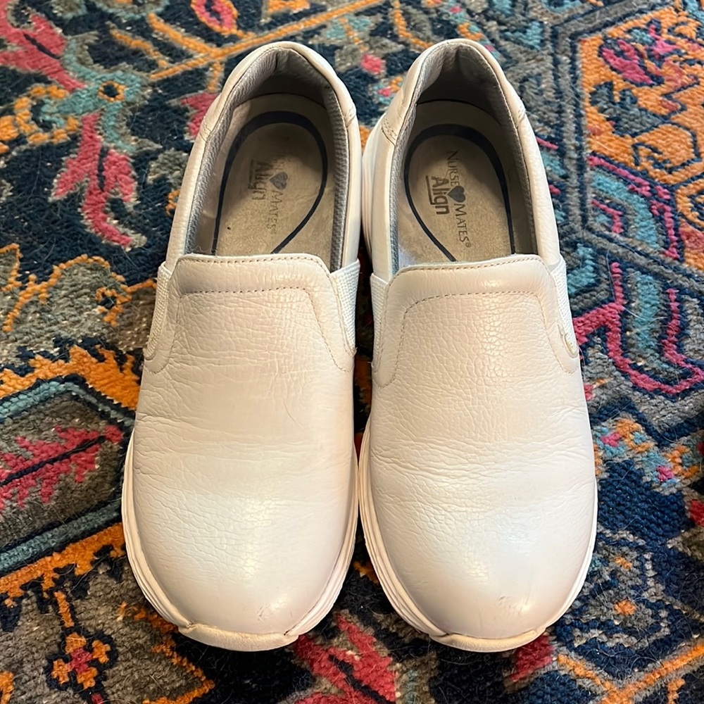 Nurse mates align shoes